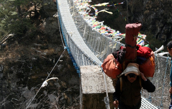 porter at Jorsalle bridge on the Everest Base Camp Trek
