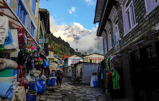Trek to Lukla (2,840m)